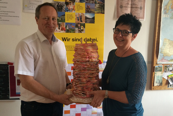 Josef Wallenberger bekommt Prügelkrapfen zum Geburtstag von Silvia Genner