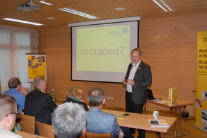 Josef Wallenberger moderiert den Gemeindeworkshop von Wohnen im Waldviertel im Seminarraum des JUFA Raabs an der Thaya