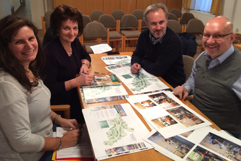 Arbeitsgruppe mit Petra Aschauer, Bürgermeisterin Etzenberger und Team von Druckhaus Schiner arbeiten am Feinschliff des neuen Standortfolders der Stadtgemeinde Gföhl