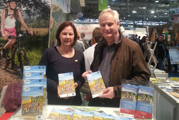 Beate Grün und Obmann Bürgermeister Deimel bei Ferienmesse Wien