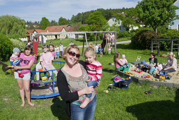 Frau mit Kind auf einem Spielplatz in Unserfrau-Altweitra