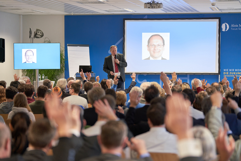 Josef Wallenberger referiert Wohnen braucht mehr als Wohnraum