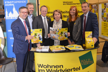 Christof Kastner, Werner Groiß, Josef Wallenberger, Nina Sillipp, Sonja Zwazl und Jürgen Maier bei der 5. Waldviertler Jobmesse am "Wohnen im Waldviertel"-Messestand