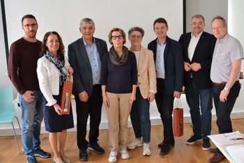 Mag. (FH) Roland Deutsch (Projektmanager, südburgenland plus, Verein zur Förderung der Lebensqualität in der Region), StR KommR Anne Blauensteiner (Stadtgemeinde Zwettl-NÖ), Walter Temmel (LT-Präsident, Obmann südburgenland plus), Mag. Margit Nöhrer (Geschäftsführerin südburgenland plus, LAG–Management), Bettina Todt (Stadtgemeinde Zwettl-NÖ), LAbg. Ing. Franz Linsbauer, Bgm. Franz Kazinota (Obmannstellvertreter südburgenland plus, Regionalmanagement Burgenland, Bgm. Neustift/Güssing), Josef Wallenberger (Verein Interkomm)