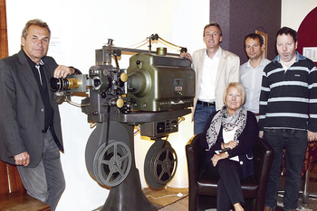 Bürgermeister Jürgen Maier gratuliert zur Digitalisierung im Stadtkino Horn